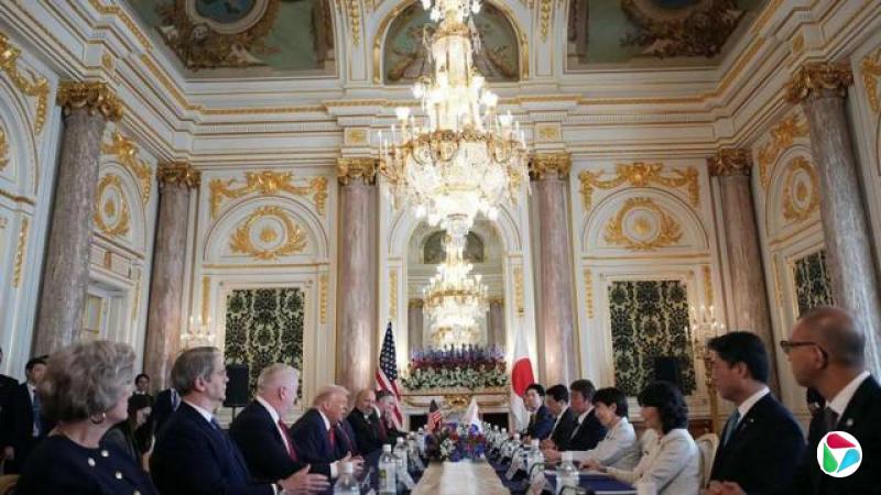 美国总统在华丽的赤坂离宫受到招待