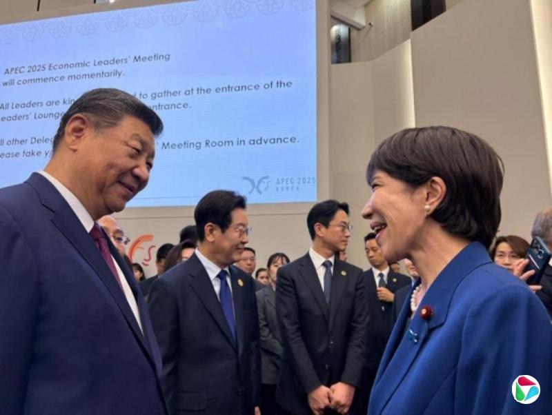 习近平和高市早苗笑颜交谈互致问候