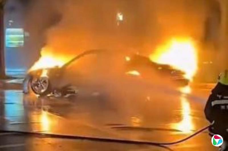 香港一比亚迪电动汽车停车场疑自燃 突冒大量浓烟