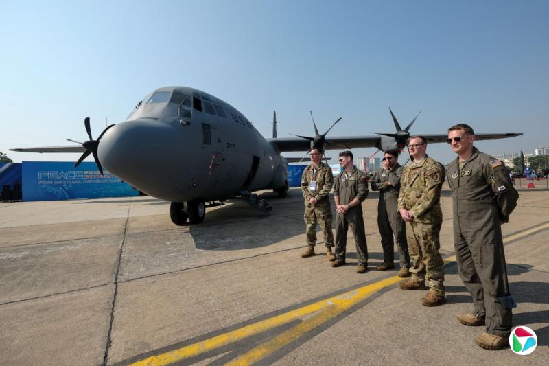 去年12月在河内举行的越南国际防务展上,一架美国空军C-130运输机亮相。