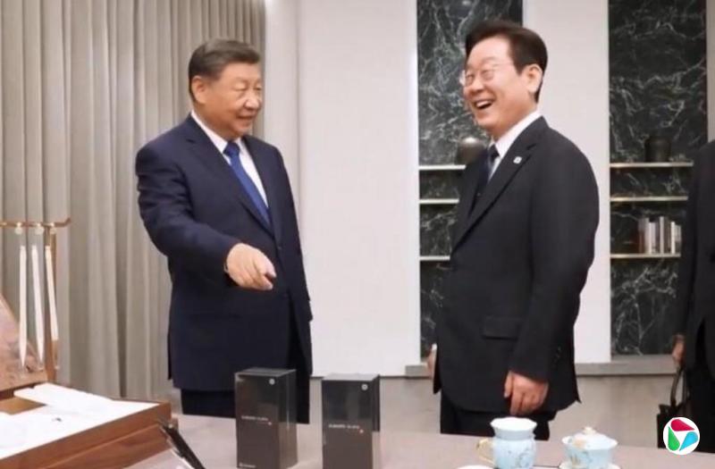 习近平赠李在明小米手机 笑问“看看有没有后门”