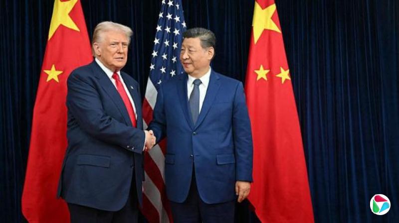 2025年10月30日,美国总统特朗普(左)和中国抵达位于釜山金海国际机场旁的金海空军基地举行会谈,两人握手。