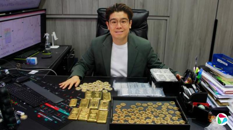 帝锋金融集团行政总裁、香港黄金交易所董事李俊亨的办公桌前,放满了黄金产品,包括金条、金币及银条。