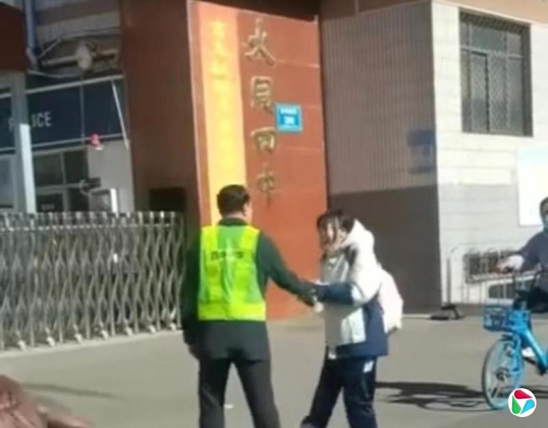 山西大同校园“烤肠风波” 女生哀求副校长还车匙引舆情