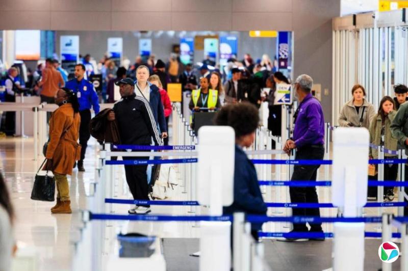 政府停摆冲击美国航空业 航班大面积削减与延误