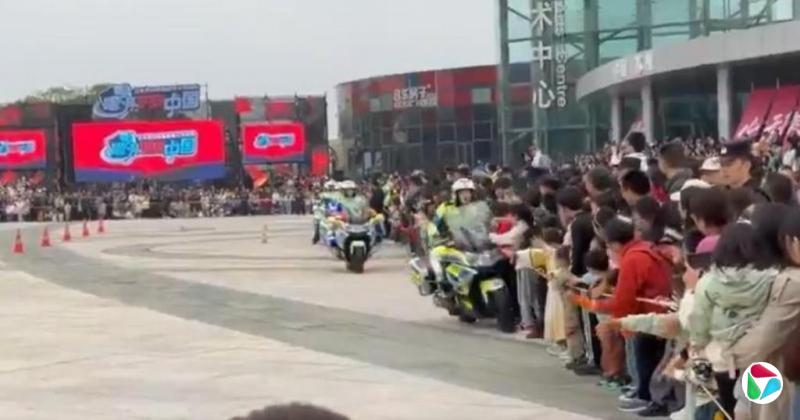 苏州骑警撞倒儿童后无视伤者 警方通报称“擦碰”引质疑