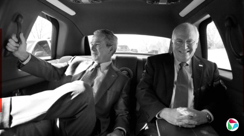 一张乔治·布希与迪克·切尼坐在计程车后座的黑白照片。