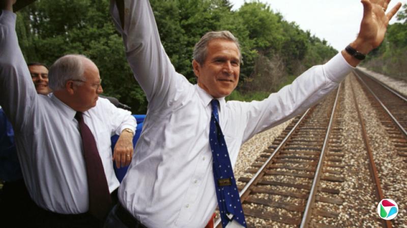 乔治·W·布什从火车探出身子,迪克·切尼站在他旁边。