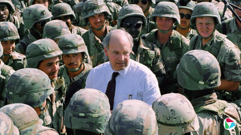 切尼于1991年海湾战争期间在伊拉克向美军部队发表演说。