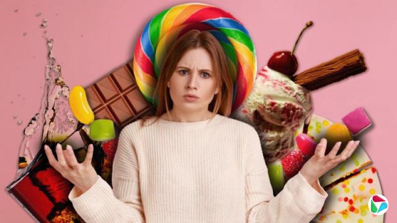 图片显示一名女子站在琳瑯满目的糖果点心面前。