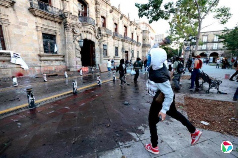 墨西哥数千人抗议政府安全政策 示威现警民冲突