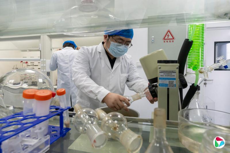 吕庆华在Lonvi的生物化学实验室工作。