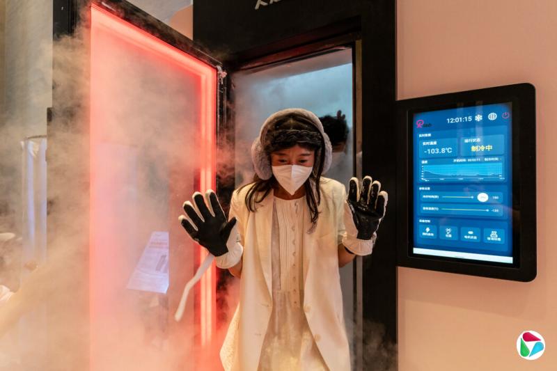 9月,上海一场长寿与抗衰老会议上,与会者体验低温疗法舱。