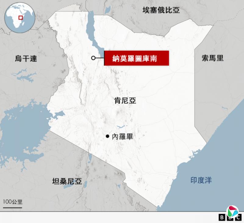 地图(肯尼亚位于东非,其地图显示周边国家包括:西边的乌干达、南边的坦桑尼亚、北边的埃塞俄比亚,以及东边的索马里,东南沿海则临印度洋。地图中特别标示了位于肯尼亚西北部、接近埃塞俄比亚边境的“纳莫罗图库南丘”。肯尼亚首都内罗毕则位于国土中部偏南的位置。地图左上角的小地球插图展示了肯尼亚在非洲大陆上的地理位置。)