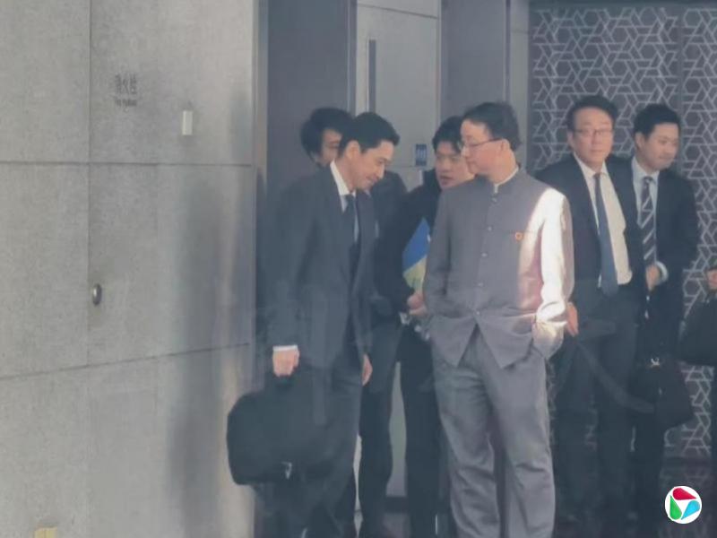 中国官媒发布日外交官“鞠躬”截图 日本抗议