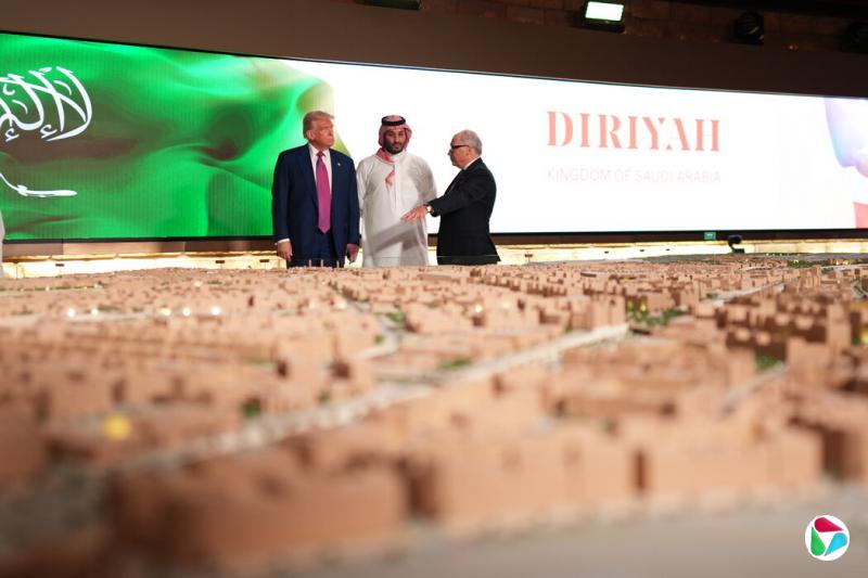 5月,特朗普总统、穆罕默德·本·萨勒曼王储和杰里·因泽里洛在沙特阿拉伯国宴上观看拟议的迪里耶开发项目的模型。