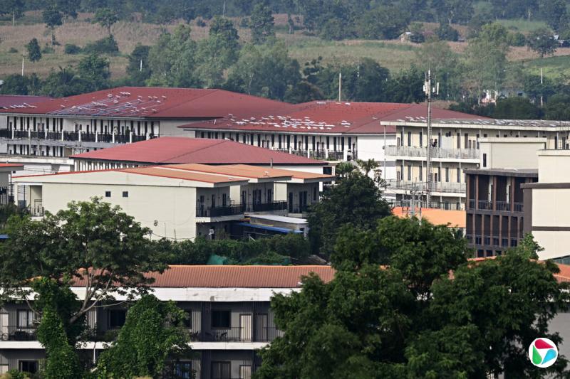 缅甸东部妙瓦底的一处园区,摄于9月。园区似乎安装了星链卫星终端。缅甸军政府表示已经突袭了位于泰缅边境地区最大的诈骗据点之一。