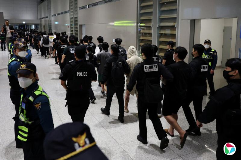 10月,警方押送涉嫌在柬埔寨网络诈骗中心工作的韩国人抵达首尔仁川机场。