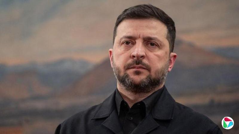 泽连斯基身穿黑色衬衫