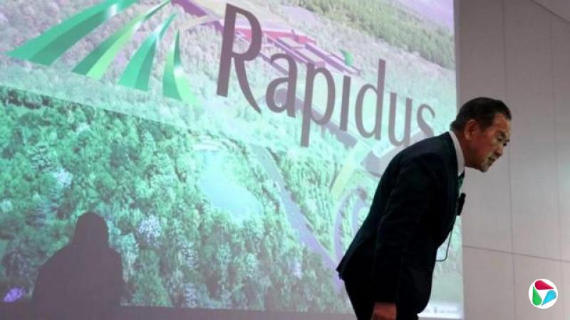 一名男子在萤幕前鞠躬