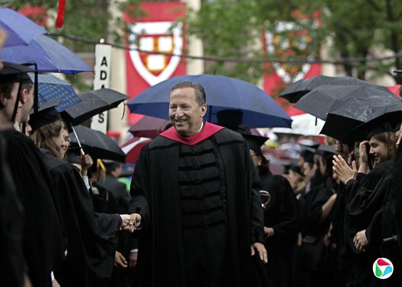 2006年在马萨诸塞州坎布里奇市,劳伦斯·萨默斯参加哈佛大学毕业典礼。