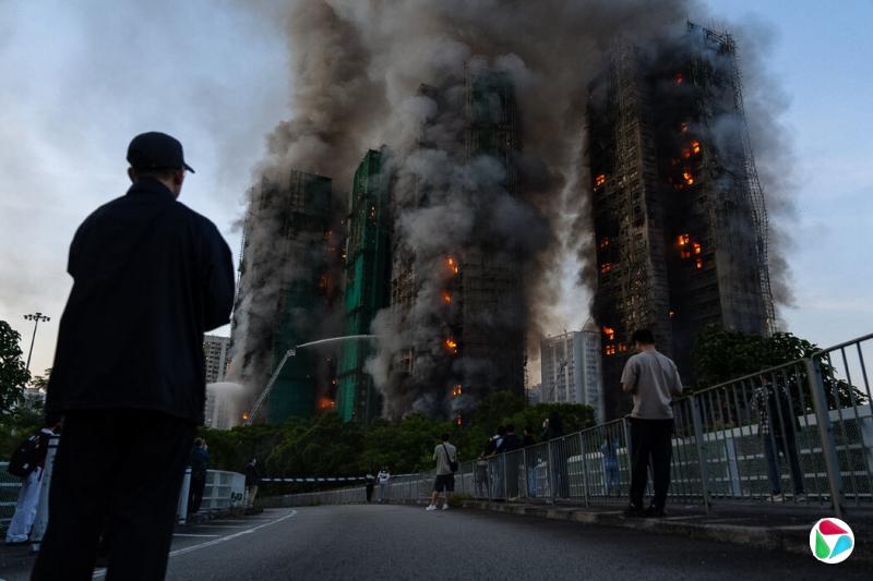 香港午后爆发的火灾迅速蔓延至宏福苑住宅区内的其他建筑。