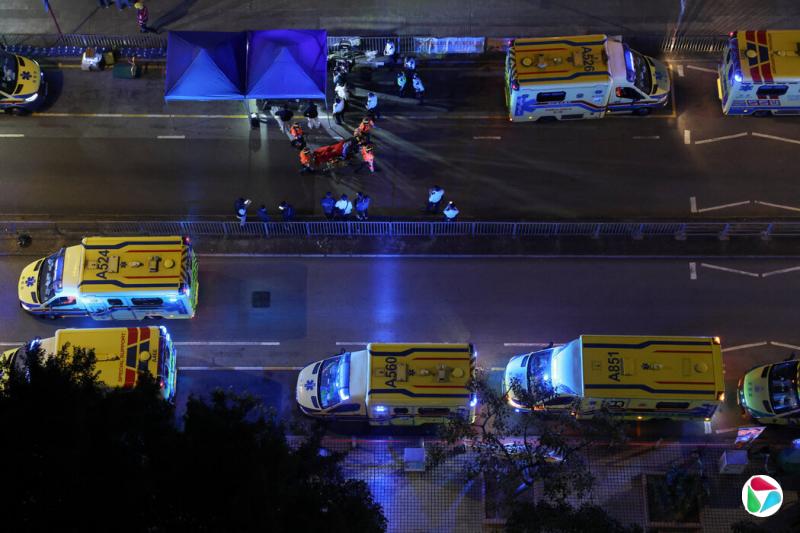 周四凌晨,大火仍在燃烧,距起火已近12小时。