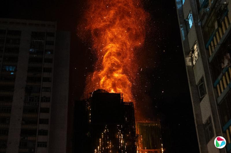 建筑物被竹制脚手架包裹,这种脚手架在香港的建筑工程中很常见。