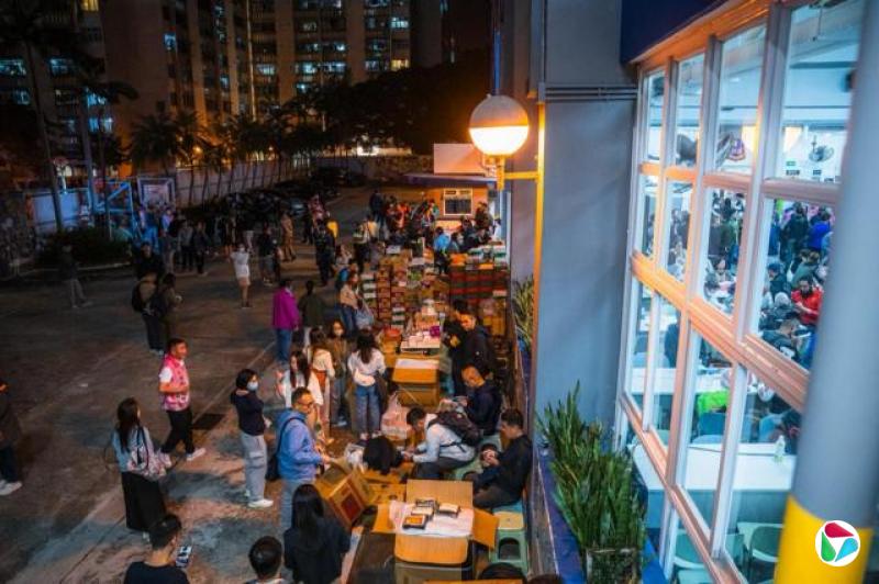 宏福苑外有不少大埔居民自发组织物资,派发水、食物、棉被等给予被疏散及受到影响的市民。