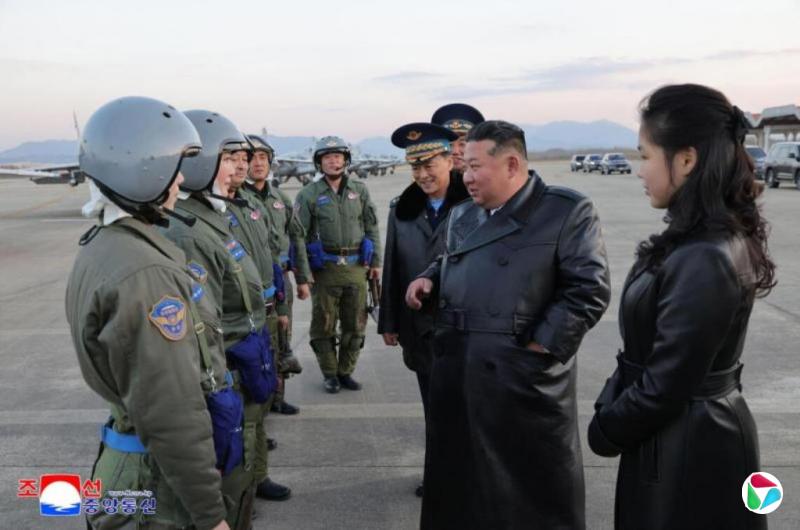 金正恩携女出席空军建军80周年活动 新导弹与“接班人”动向引关注