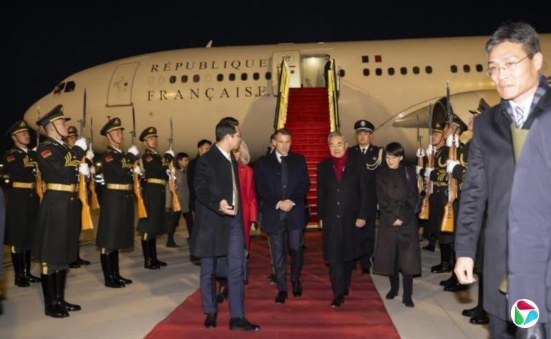 马克龙抵北京展开国事访问 中国外长王毅接机