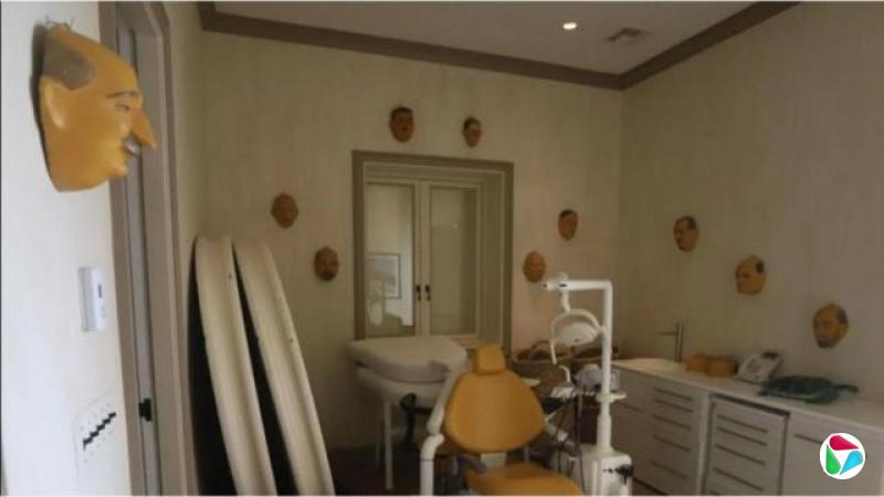 一个房间里有多个面具悬挂在墙上