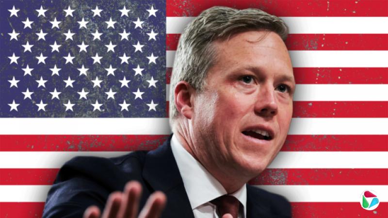 美国陆军部长丹·德里斯科尔(Dan Driscoll )站在美国国旗前。