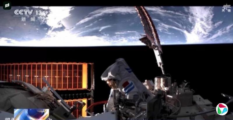 中国航天员为空间站安装碎片防护装置