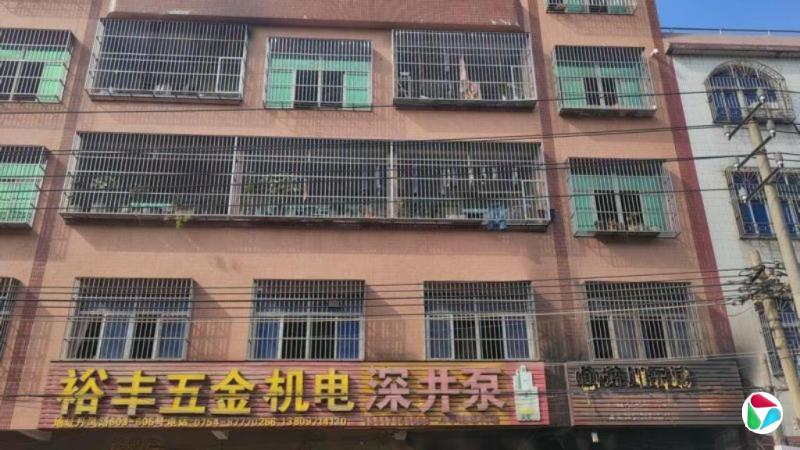 汕头五金店自建房起火 一家四代12人遇难